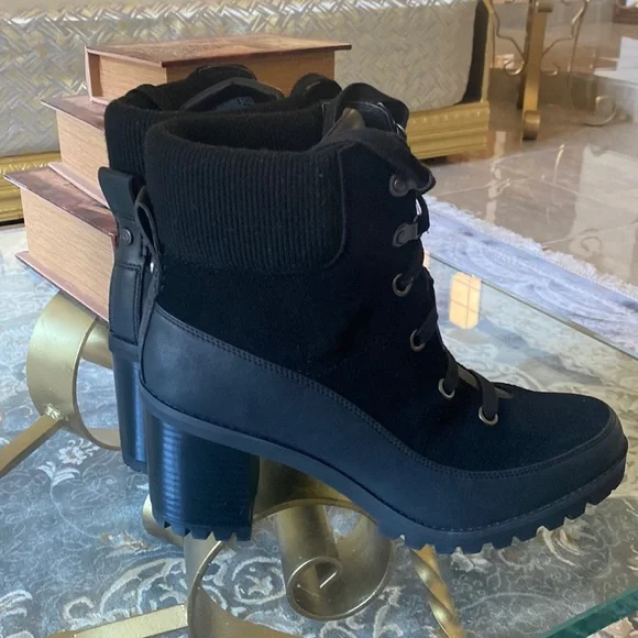 Woman lace up uggs boots - Picture 3 of 17